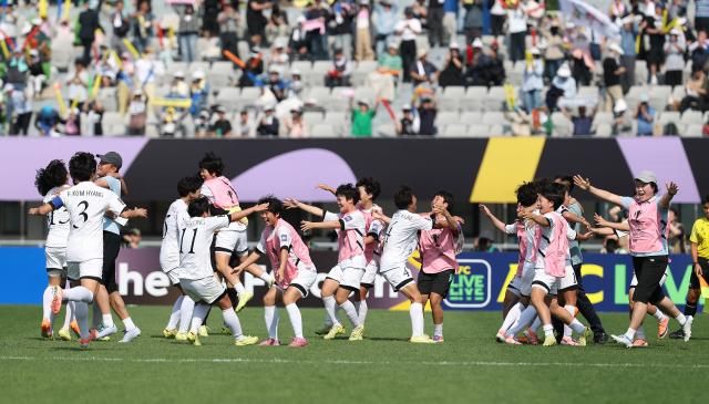 23일 수원 장안구 수원종합운동장에서 열린 아시아축구연맹AFC 여자 챔피언스리그AWCL 결승에서 승리한 내고향여자축구단 선수들이 기뻐하고 있다 사진연합뉴스