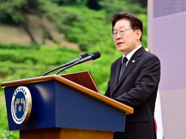이재명 대통령이 23일 오후 경남 김해시 진영읍 봉하마을에서 열린 노무현 전 대통령 17주기 추도식에서 추도사를 하고 있다 사진연합뉴스