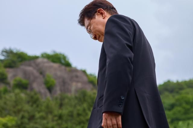 청와대는 이재명 대통령이 23일 고 노무현 전 대통령 서거 17주기 추도식이 열린 경남 김해 봉하마을을 찾은 모습을 이날 SNS에 공개했다 사진연합뉴스