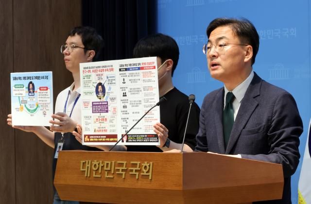 신장식 조국혁신당 의원이 24일 국회 소통관에서 김용남 더불어민주당 경기 평택을 후보의 차명 사채업자 의혹과 관련해 기자회견을 열고 있다 사진연합뉴스