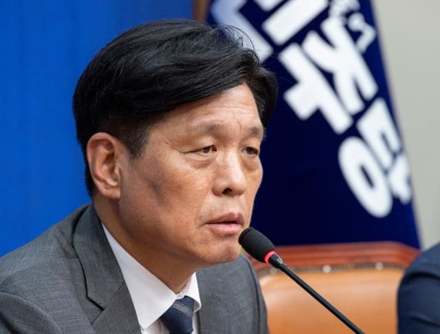 6·3 지방선거와 재보선에서 더불어민주당 총괄선대본부장을 맡은 조승래 사무총장이 지난 22일 국회에서 기자간담회를 하고 있다 사진연합뉴스