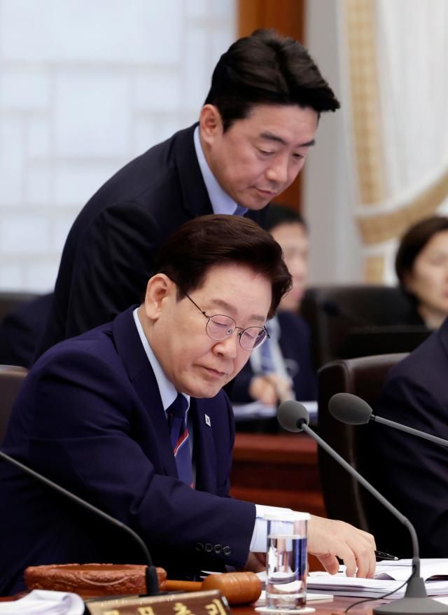 이재명 대통령이 지난 12일 청와대에서 열린 국무회의 겸 비상경제점검회의에서 강훈식 비서실장의 보고를 받고 있다 사진연합뉴스