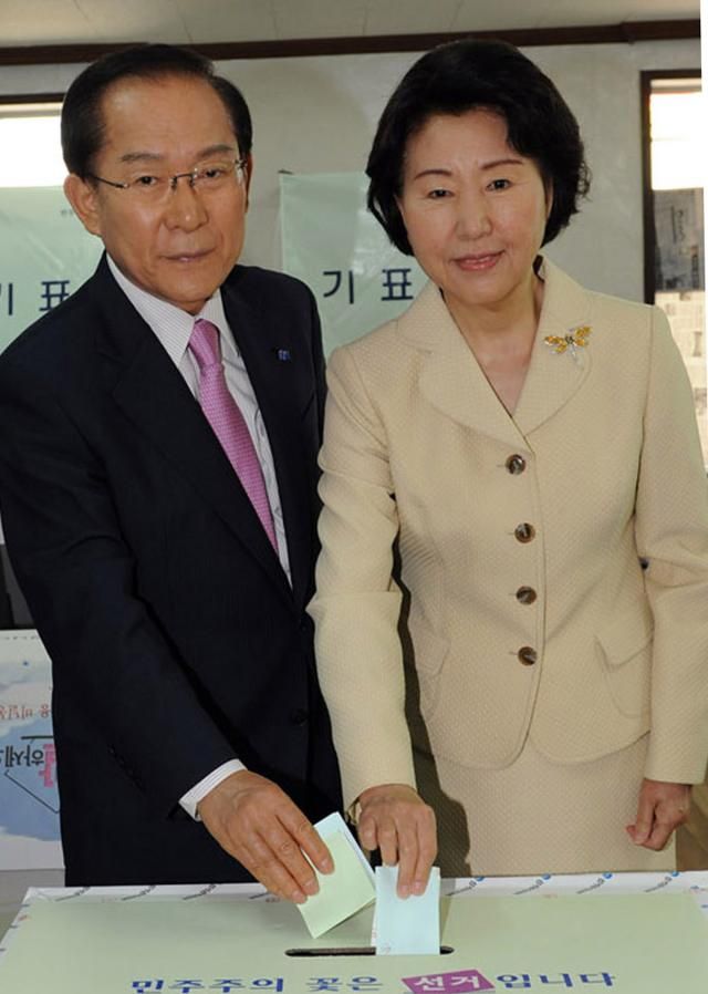 이회창 전 한나라당 총재왼쪽와 고故 한인옥 여사 사진연합뉴스