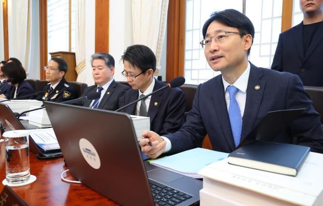 임광현 국세청장이 지난 4월 28일 청와대에서 열린 국무회의 겸 비상경제점검회의에서 이재명 대통령 질문에 답변하고 있다 사진연합뉴스