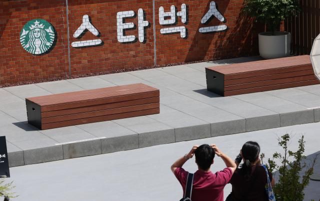 정부 스타벅스 과거 총리 표창 취소 검토 서울연합뉴스 이진욱 기자 정부가 최근 마케팅 문구로 인해 5·18 민주화운동 폄훼 의혹이 제기된 스타벅스코리아에 수여했던 정부 표창의 취소 여부를 두고 내부 검토를 진행한 것으로 알려졌다 이는 사회적 물의를 일으켰을 경우 정부 표창에 대한 수시 취소가 가능하다는 지침 규정에 따른 것이다 사진은 24일 서울 한 스타벅스 영업점 모습 2026524 cityboyynacokr2026-05-24 140600 저작권자 ⓒ ㈜연합뉴스 무단 전재 재배포 금지 AI 학습 및 활용 금지저작권자 ⓒ ㈜연합뉴스 무단 전재 재배포 금지 AI 학습 및 활용 금지