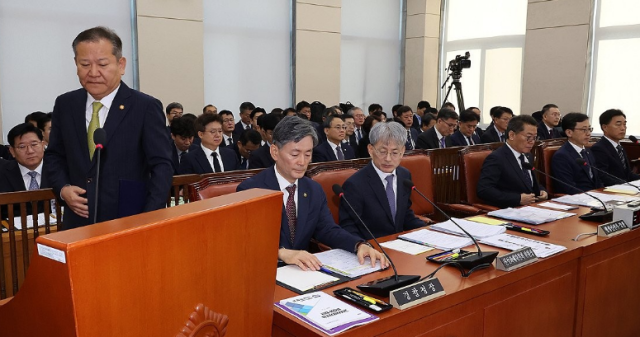 지난 2024년 10월 25일 서울 여의도 국회에서 열린 행정안전위원회의 행정안전부 중앙선거관리위원회 경찰청 등 종합국정감사 앞줄 왼쪽에 이상민 전 행정안전부 장관 오른쪽에 허석곤 소방청장 사진연합뉴스 