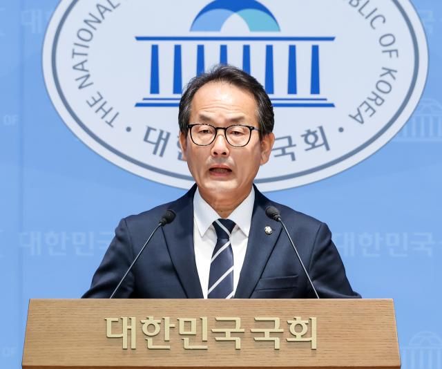 더불어민주당 강준현 선대위 공보단장이 지난 17일 국회 소통관에서 긴급 기자회견을 열고 정청래 암살단 모집 등 실체를 알 수 없는 SNS 단체방에서 집단적인 테러 모의가 이뤄지고 있다는 제보가 잇따라 접수되고 있다며 경찰에 신속한 수사 의뢰와 함께 철저한 신변 보호 요청했음을 알린다고 밝히고 있다사진연합뉴스