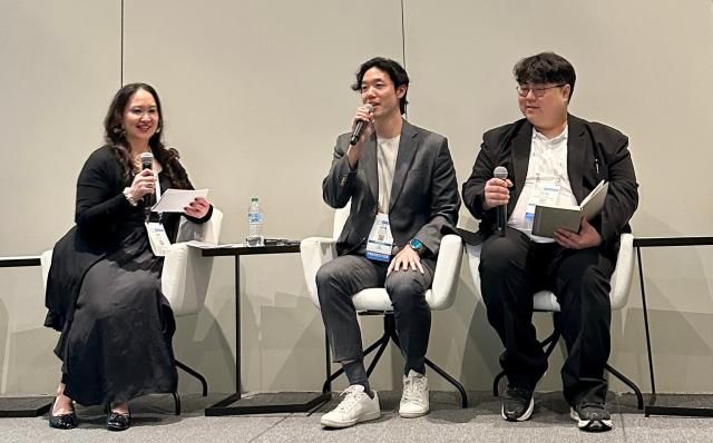 지난 19일현지시간 미국 뉴욕 제이콥 자비츠 컨벤션 센터에서 열린 ‘2026 NYSCC 서플라이어스 데이’ K-뷰티 세션에서 참석자들이 토론을 진행하고 있다 이날 좌장은 미국 피부과 전문의 제인 유Jane Yoo 박사가 맡았으며 노정균 코스맥스 전략마케팅 팀장가운데과 박세호 코스맥스비티아이 RI유닛 선임연구원오른쪽 첫 번째이 패널로 참여했다사진코스맥스