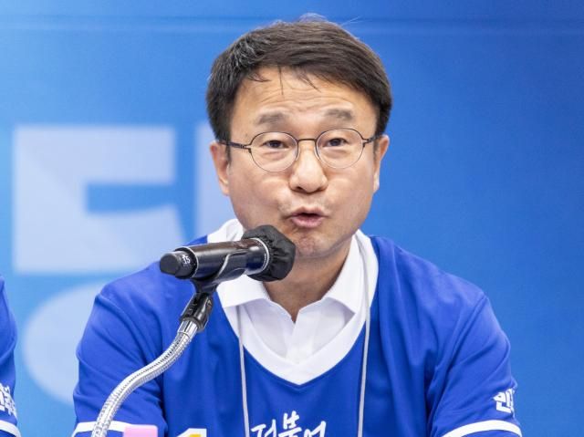 더불어민주당 한병도 상임선대위원장이 25일 전북 정읍시 이학수 정읍시장 후보 선거사무소에서 열린 중앙선거대책위원회 회의에서 발언하고 있다 사진연합뉴스