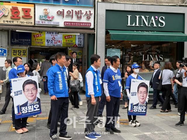 26일 오전 서울시 영등포구 여의도역에서 조유진 더불어민주당 영등포구청장 후보왼쪽부터정원오 서울시장 후보 정청래 더불어민주당 대표가 시민들을 향해 인사하고 있다 사진고혜영 기자