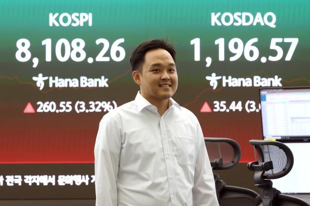 26일 서울 중구 하나은행 딜링룸 현황판에 코스피 등이 표시되고 있다 이날 코스피는 전 거래일 대비 22320포인트284 오른 807091로 코스닥지수는 2815포인트242 오른 118928로 출발했다 사진연합뉴스