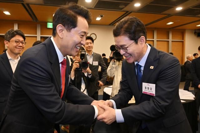 국민의힘 오세훈 서울시장 후보왼쪽와 정원오 서울시장 후보가 지난달 30일 서울 중구 대한상공회의소에서 열린 한국포럼에서 악수하고 있다 사진연합뉴스 