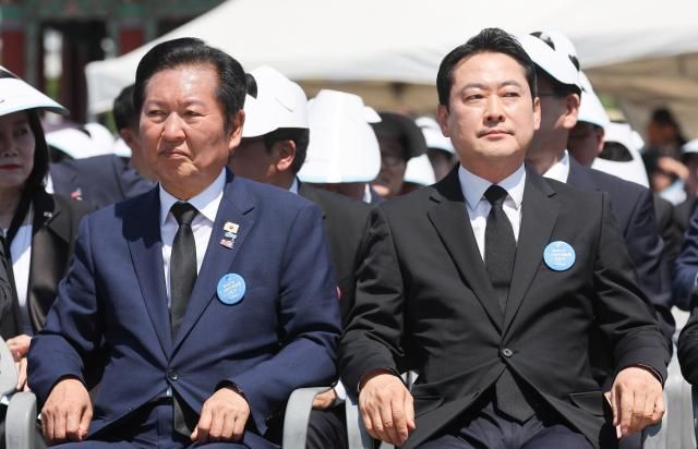 더불어민주당 정청래 대표와 국민의힘 장동혁 대표가 지난 18일 광주 5·18 민주광장에서 열린 제46주년 5·18 민주화운동 기념식에 참석해 있다사진연합뉴스