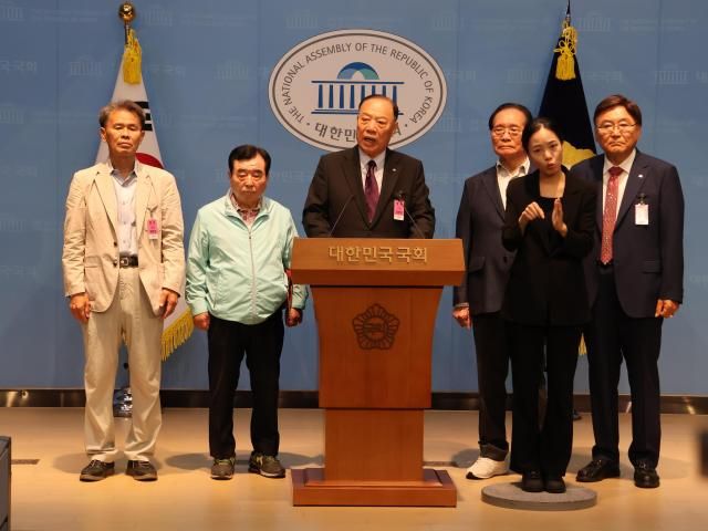 유봉길 전 서울 양천구의회 의장왼쪽 셋째이 26일 국회 소통관에서 열린 기자회견에 참석해 발언하고 있다 사진김재섭 국민의힘 의원실