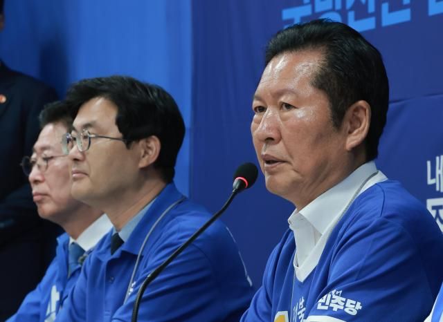 더불어민주당 정청래 총괄상임선거대책위원장이 27일 충남 논산시 오인환 논산시장 후보 선거사무소에서 열린 현장 중앙선대위 회의에 참석해 발언하고 있다사진연합뉴스