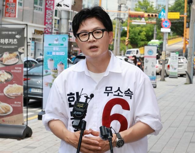 한동훈 무소속 부산 북갑 국회의원 보궐선거 후보가 지난 25일 오후 부산 북구 만덕동 한 아파트 단지 앞에서 기자들의 질문에 답하고 있다사진연합뉴스