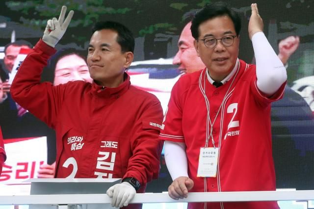 27일 강원 양양군 양양시장에서 김진태 국민의힘 강원도지사 후보왼쪽와 송언석 국민의힘 원내대표가 지지를 호소하고 있다 사진연합뉴스