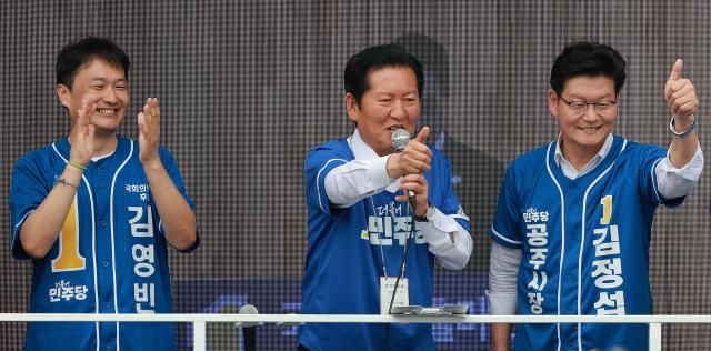 더불어민주당 정청래 총괄상임선거대책위원장이 27일 충남 국립공주대학교 인근 흑수골길 공터에서 김영빈 충남 공주부여청양 국회의원 보궐선거 후보 김정섭 공주시장 후보에 대한 지지를 호소하고 있다사진연합뉴스