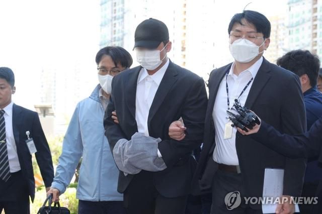 김창민 영화감독 상해치사 사건 피의자가운데가 구속 전 피의자 심문영장실질심사을 위해 법정으로 이동하고 있다 사진연합뉴스