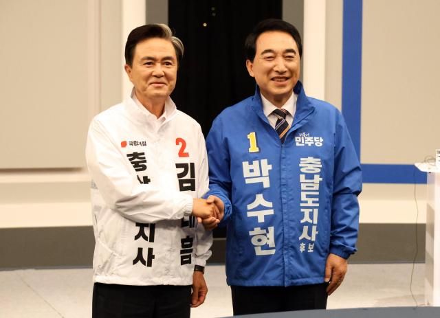충남지사 선거에 출마한 더불어민주당 박수현 후보와 국민의힘 김태흠 후보가 지난 27일 오전 TJB 대전방송에서 열린 충남선거방송토론위원회 주관 충남지사 후보 토론회에 참석해 기념사진을 찍고 있다 사진연합뉴스