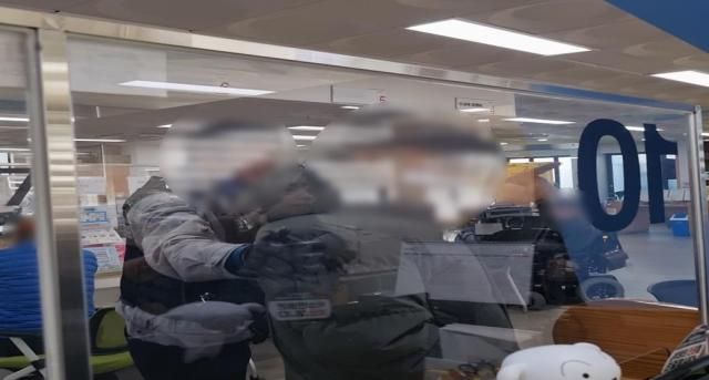 피의자를 제지하는 경찰관 사진연합뉴스