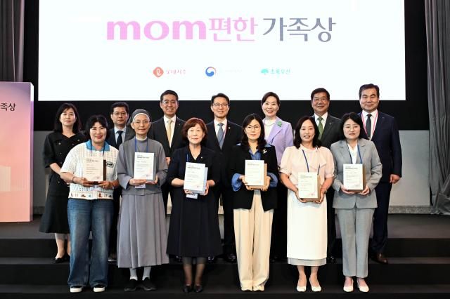 롯데는 26일 서울 송파구 시그니엘 서울에서 제 1회 롯데 mom편한 가족상 시상식을 진행했다 롯데는 이날 시상식에서 출산·양육 가족나눔 가족다양성 등 3개 부문에서 개인과 단체 총 6개 팀을 선정해 각 2000만원의 상금을 수여했다 사진은 앞줄 mom편한 가족상 개인 및 단체 수상자 6팀과 뒷줄 왼쪽부터 김지수 한국건강가정진흥원 본부장 은성호 보건복지부 인구사회서비스정책실장 노준형 롯데지주 대표이사 김진오 저출산고령사회위원회 부위원장 박성연 이화여자대학교 부총장 황영기 초록우산 어린이재단 회장 임성복 롯데지주 커뮤니케이션실장사진롯데