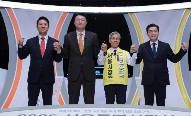 6·3 지방선거 서울시장 선거에 출마한 오세훈 국민의힘 서울시장 후보왼쪽부터 김정철 개혁신당 후보 권영국 정의당 후보 정원오 더불어민주당 후보가 28일 서울 마포구 SBS프리즘타워에서 열린 초청 토론회에 앞서 기념촬영을 하고 있다사진유대길 기자 dbeorlf123ajunewscom