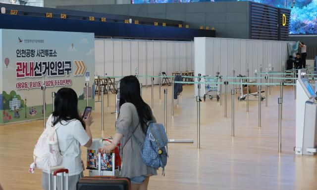 27일 인천 중구 인천국제공항 제2터미널에 제9회 전국동시지방선거 사전투표소가 설치되고 있다 사진연합뉴스