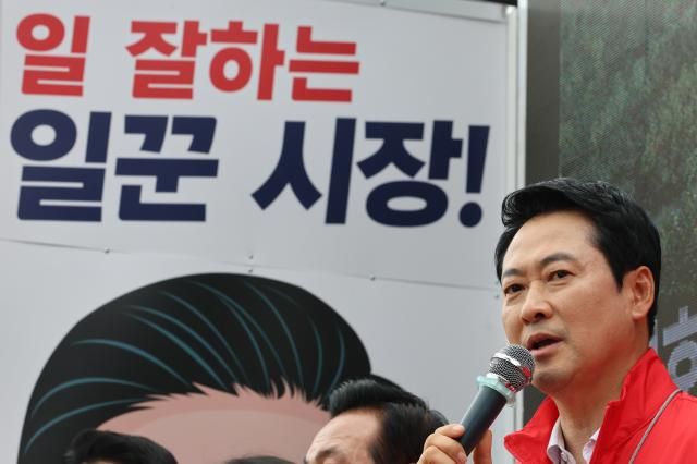 장동혁 국민의힘 대표가 28일 충남 논산시 논산화지중앙시장 앞에서 연설하고 있다 사진연합뉴스