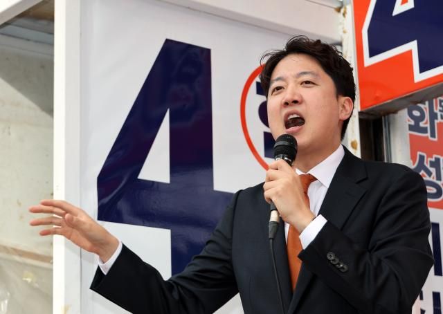 이준석 개혁신당 총괄선거대책위원장이 지난 21일 서울 동작구 사당역 인근에서 열린 김정철 서울시장 후보 출정식에서 지원 유세를 하고 있다 사진연합뉴스