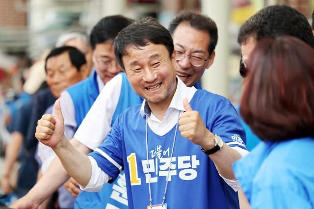 더불어민주당 한병도 상임선거대책위원장이 지난 27일 오전 전남 순천시 풍덕동 아랫장에서 6·3 지방선거 순천시장 손훈모 후보의 유세를 도우면서 시민들에게 지지를 호소하고 있다사진연합뉴스