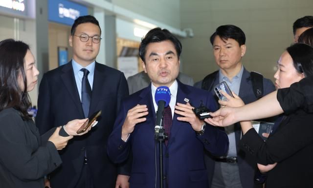 미국을 방문하는 안규백 국방부 장관이 지난 10일 인천국제공항 제2터미널에서 취재진 질문에 답하고 있다 사진연합뉴스