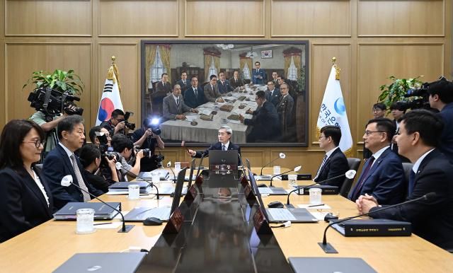 신현송 한국은행 총재가 28일 서울 중구 한국은행에서 열린 금융통화위원회 본회의에서 의사봉을 두드리고 있다 2026528 사진공동취재단
