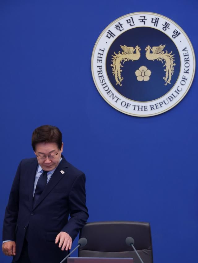 이재명 대통령이 28일 청와대에서 열린 수석보좌관회의에서 국민의례를 마친 뒤 착석하고 있다 사진연합뉴스