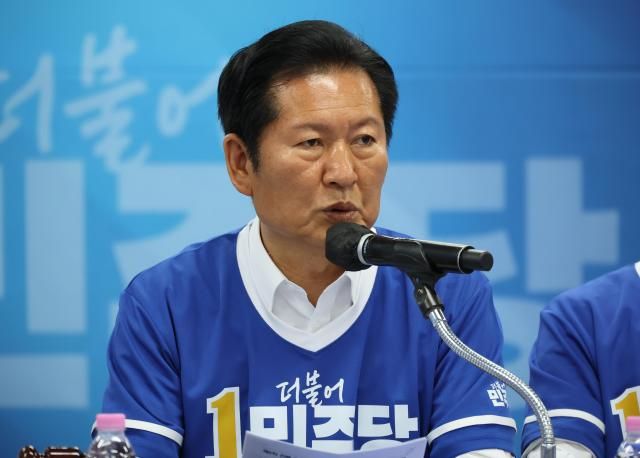정청래 더불어민주당 총괄상임선대위원장이 지난 25일 전북 정읍시 이학수 정읍시장 후보 선거사무소에서 열린 중앙선거대책위원회 회의에서 발언하고 있다 사진연합뉴스