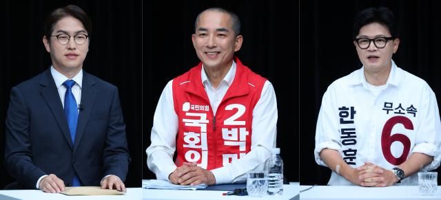 28일 오후 부산 동구 부산 MBC에서 열린 북갑 보궐선거 후보자 토론회에서 하정우 더불어민주당 왼쪽부터 박민식 국민의힘 한동훈 무소속 후보가 토론에 앞서 리허설을 하고 있다사진연합뉴스