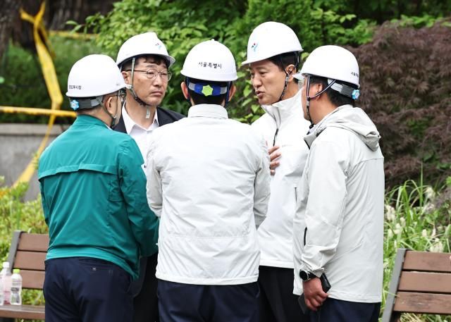 오세훈 국민의힘 서울시장 후보오른쪽 2번가 28일 오전 서울 서대문구 서소문 고가차도 붕괴 사고 현장을 찾아 관계자들과 대화하고 있다 사진연합뉴스