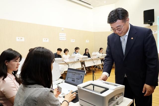 윤호중 행정안전부 장관이 28일 오후 서울 종로구 사직동 주민센터를 방문해 사전투표소 준비상황 점검 등 모의 투표를 시연해 보고 있다 사진행정안전부