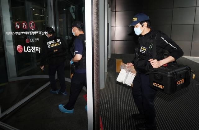 경찰 과학수사대원들이 27일서울 강서구 LG전자 마곡업무센터에서 직원 흉기 피습 사건에 대해 현장 조사를 하고 있다 사진연합뉴스