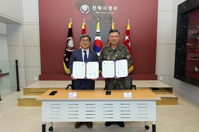 최종원 KAI 전략본부장왼쪽 박재열 전략사령관 중장
