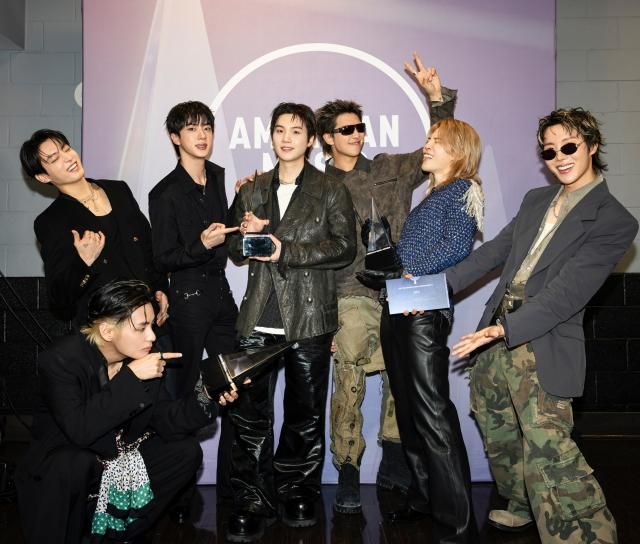 방탄소년단BTS이 지난 5월 25일현지시간 미국 라스베이거스 MGM 그랜드 가든 아레나에서 열린 미국 3대 대중음악 시상식 아메리칸 뮤직 어워즈AMA에서 통산 두 번째로 대상에 해당하는 올해의 아티스트를 수상했다 사진연합뉴스