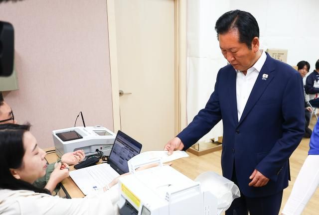 정청래 더불어민주당 총괄상임선거대책위원장이 29일 서울 마포구 성산2동 주민센터에 마련된 제9회 전국동시지방선거 사전투표소에서 투표용지를 받고 있다 사진연합뉴스