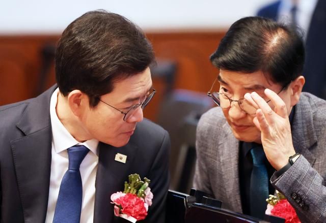 더불어민주당 정원오 서울시장 후보가 3일 서울 중구 정동 대한성공회 서울주교좌성당에서 열린 성당 축성 100주년 기념식에서 이해식 의원과 대화하고 있다 사진연합뉴스