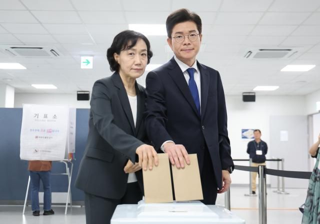 더불어민주당 정원오 서울시장 후보와 문혜정 여사가 29일 서울 중구 소공동 행정복합청사에 마련된 제9회 전국동시지방선거 사전투표소에서 투표하고 있다사진연합뉴스