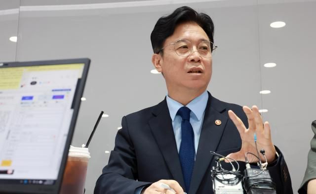 김영훈 고용노동부 장관이 27일 정부세종청사에서 출입기자단과 차담회를 진행하고 있다 사진고용노동부