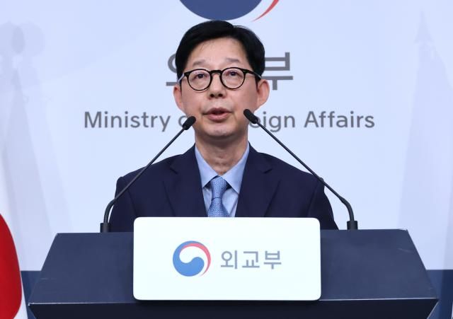 박윤주 외교부 제1차관이 지난 27일 오후 서울 종로구 정부서울청사 별관 외교부에서 호르무즈 해협에서 피격된 한국 선박 HMM 나무호 조사결과 브리핑을 하고 있다 사진연합뉴스