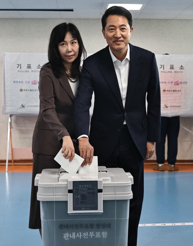 국민의힘 오세훈 서울시장 후보가 29일 서울 용산구 한 투표소에서 배우자 송현옥 여사와 함께 제9회 전국동시지방선거 사전투표를 하고 있다 사진연합뉴스