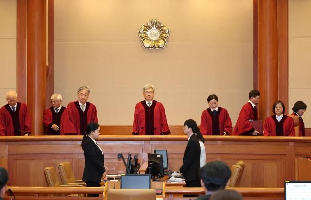 김상환 헌법재판소장을 포함한 헌법재판관들이 대리점거래의 공정화에 관한 법률 부칙 제2조 위헌제청 등의 선고를 위해 지난달 29일 서울 종로구 헌법재판소 대심판정으로 들어서고 있다 사진연합뉴스