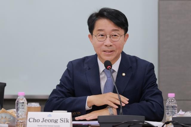 조정식 더불어민주당 국회의원이 지난 2월 24일 오전 서울 여의도 국회의원회관에서 열린 V4 국가헝가리·슬로바키아· 체코·폴란드 대사 초청 조찬간담회에 참석해 인사말을 하고 있다 20260224사진유대길 기자 dbeorlf123ajunewscom