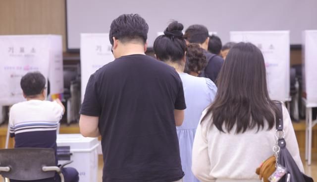 제9회 전국동시지방선거 사전투표 둘째 날인 30일 오후 경남 창원시 성산구 경남연구원에 마련된 사전투표소에서 유권자들이 대기하고 있다 사진연합뉴스